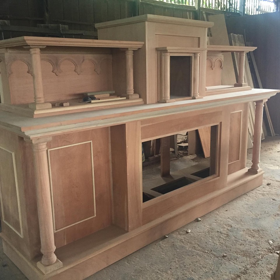 Altar de madera tallada a mano con detalles ornamentales