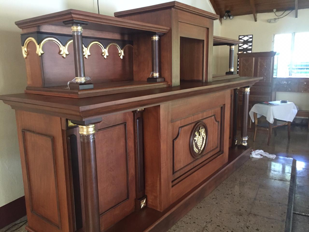 Altar religioso de cedro con columnas y arco decorativo