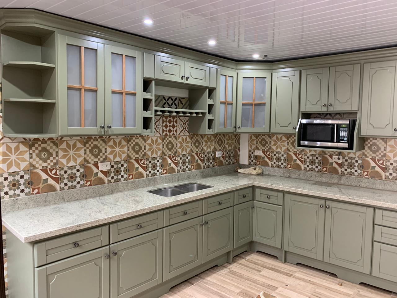 Cocina de madera clara con isla central y acabados modernos