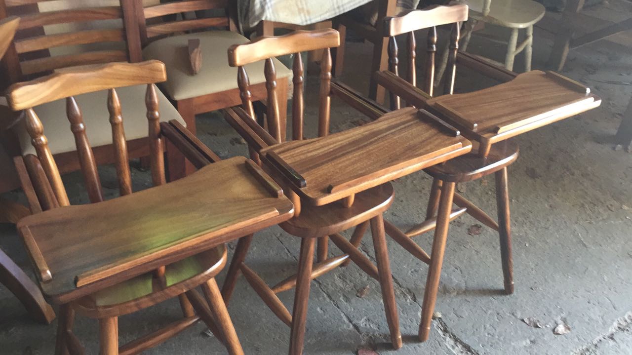 Juego de comedor con mesa ovalada y sillas tapizadas