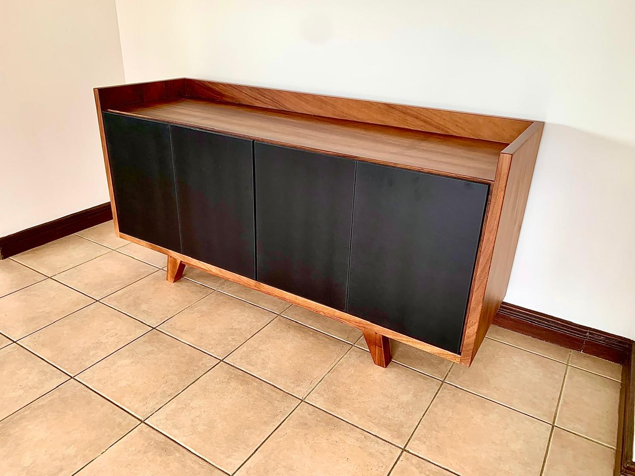 Trabajo reciente de ebanistería con acabado natural