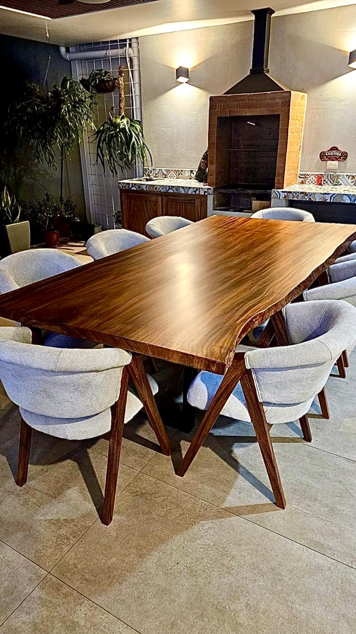 Creación reciente en madera con líneas modernas